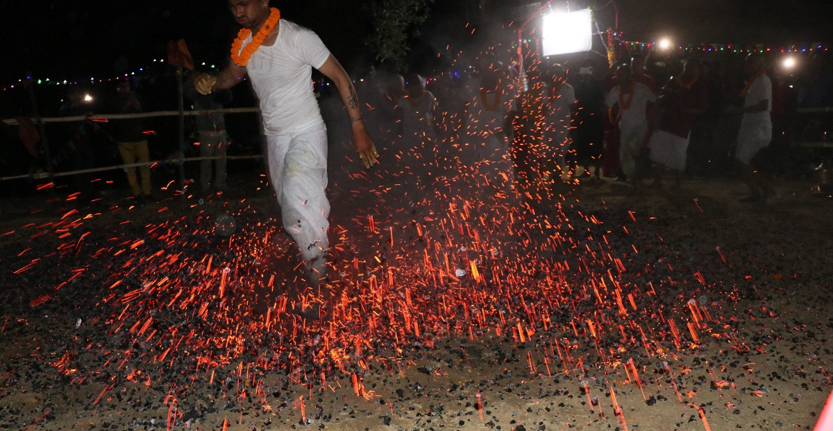 आगोको भुङ्ग्रोमाथिको अनौठो नाच